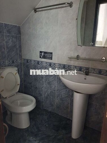 Cho thuê nhà nguyên căn 1 trệt 3 lầu dt 4,5×20, có 5pn, 6wc