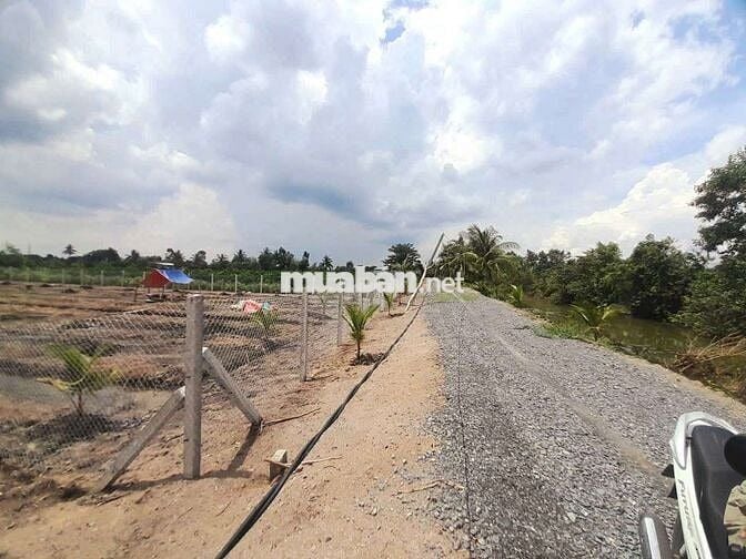 Quá đẹp, 1000m2 đất có 240m2 thổ cư View Kênh cực đẹp