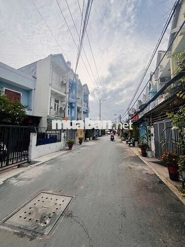 Nhà phố sổ riêng. Mặt tiền hẻm chính 8m. 3Pn. Chính chủ. Htr bank