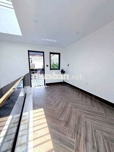 NHÀ PHỐ ,2 LẦU ,SÂN THƯỢNG 4PN,6WC