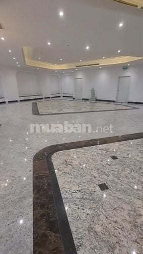 Cho thuê 300m tầng 1 mặt hồ tây 