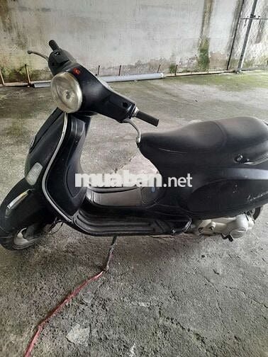 Xe vespa màu đen xe chạy bình thường ít xăng