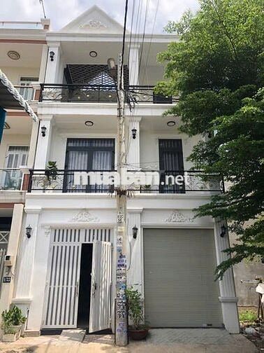 Nhà đẹp khu biệt thự, nội thất gỗ cao cấp, ôtô ngủ trong nhà, Thủ Đức