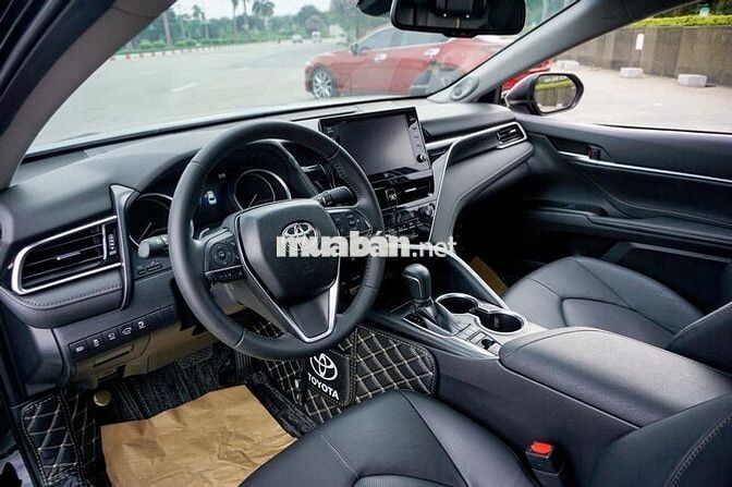 Toyota Camry 2024 2.5Q - 18,000 km. Siêu đẹp.