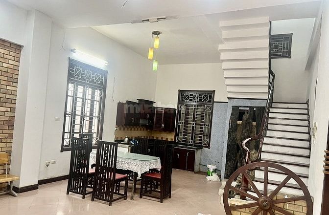 Cho thuê cả nhà biệt thự thoáng, diện tích cả sân 76m2, phố Lâm Du