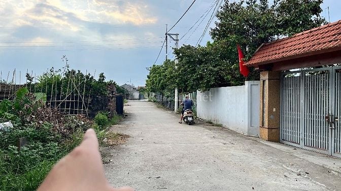 Bán đất ở siêu vip 1 mặt đường  nhựa 6 m , một mặt ao Sen 