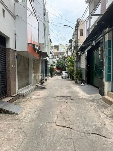 Bán nhà 3 tầng 4PN, xe hơi nhỏ, 72m2(4.2x17m) Hoàng Hoa Thám Phú Nhuận