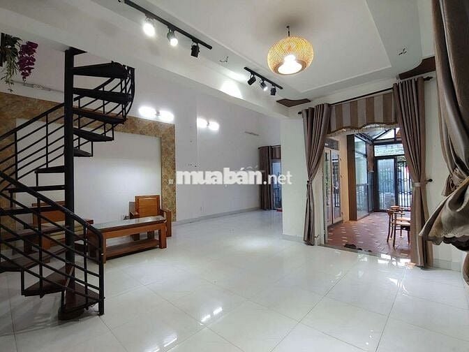 Nhà rộng rãi ngay chợ Non Nước
