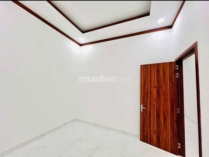 Cần tiền trả nợ bán gấp nhà còn mới 108m2 ở Hóc Môn giá 930 triệu.