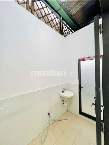 Cần tiền trả nợ bán gấp nhà còn mới 108m2 ở Hóc Môn giá 930 triệu.