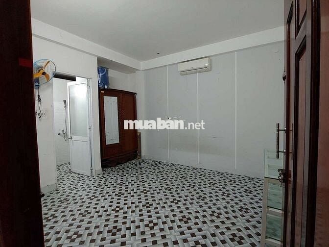 Nhà rộng rãi ngay chợ Non Nước