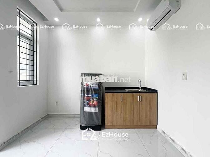 Phòng có 2 mặt tiền ở đường Dương quảng hàm full nội thất ban công