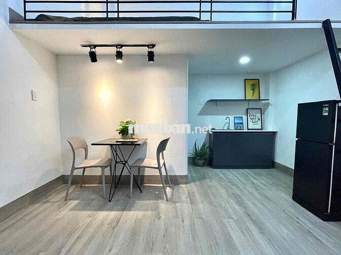 ngay ngã tư phạm văn đồng- cầu vượt linh xuân - có tuyến xe bus kế bên