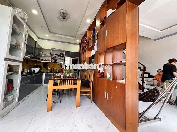 Nhà 3 Tâng HXH sát Tr. Học Đào Sơn Tây Linh Xuan DT60m 4Pn Hoàn Công