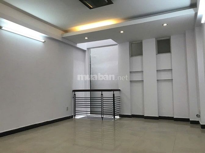 Cho thuê nhà Phan Văn Trị đối diện Emart, hẻm xe tải sau lưng căn MT.