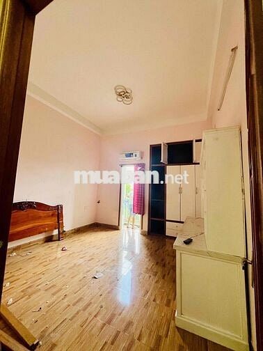 Cho Thuê Nhà DT 200m2 1Trệt 2Lầu 4Pn 4Wc Sân Xe Máy Ngay Ngã Tư Ga