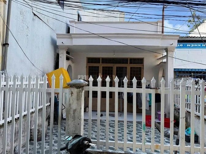 Nhà cấp 4 Hóc Môn ở hơn 10 năm, cần tiền bán lại với gía 820Tr, SHR