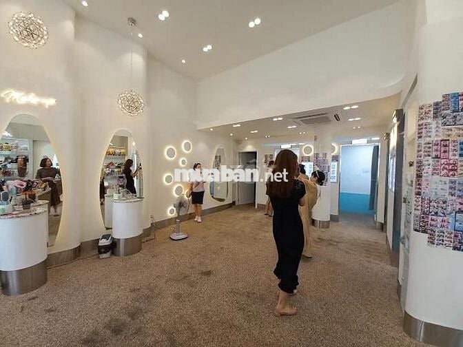 Vỉa hè đậu được máy bay - Nguyễn Thái Học Q1 nhà suốt chỉ 7x !!!!