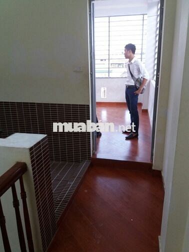 Cho thuê nhà ngõ 381 phố Nguyễn Khang, dt 50m2 x 5 tầng mặt tiền 4m
