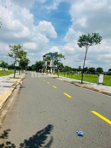 Đất Long Thành mặt tiền 42m, ngay KDC, sổ sẵn, 1tỷ2, Bank hỗ trợ 70%.