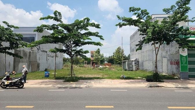 Đất Long Thành mặt tiền 42m, ngay KDC, sổ sẵn, 1tỷ2, Bank hỗ trợ 70%.