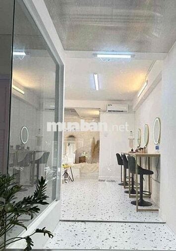 Mặt bằng giá TỐT❗️Ngay Phan Xích Long sẵn WC, máy lạnh làm vp, nail💥