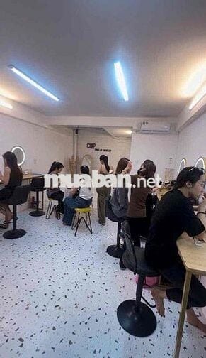 Mặt bằng giá TỐT❗️Ngay Phan Xích Long sẵn WC, máy lạnh làm vp, nail💥