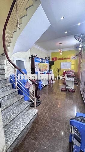 Nhà ở 60m2 có sân cho thuê kinh doanh , văn phòng..