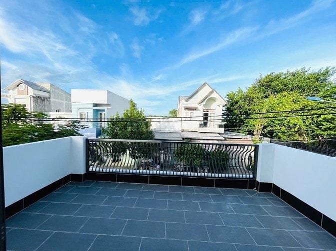 OCB THANH LÝ CĂN NHÀ CẤP 4 GÁC LỬNG , SHR , GIÁ TỐT .