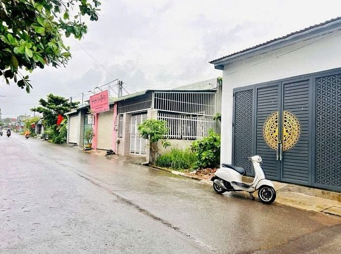 Cần tiền trả nợ bán gấp nhà còn mới 108m2 ở Hóc Môn giá 930 triệu. 