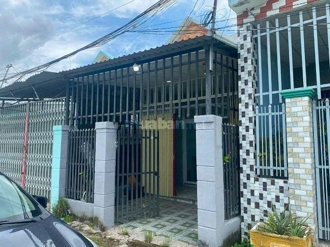 950tr Hàng chuẩn sổ hồng riêng ngay Bà Điểm cần bán gấp căn nhà 70m2