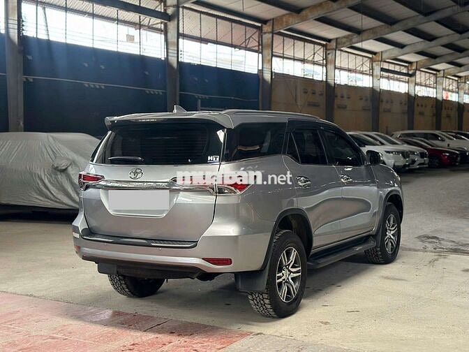Chính chủ bán Toyota Fortuner 2.4G sàn 2017 lướt.