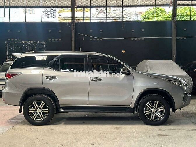 Chính chủ bán Toyota Fortuner 2.4G sàn 2017 lướt.