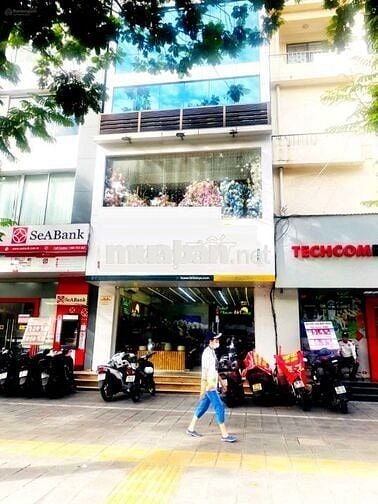 Cho thuê nhà mặt đường Hoàng Quốc Việt, Dt 45m2 x 5 tầng có Thang Máy