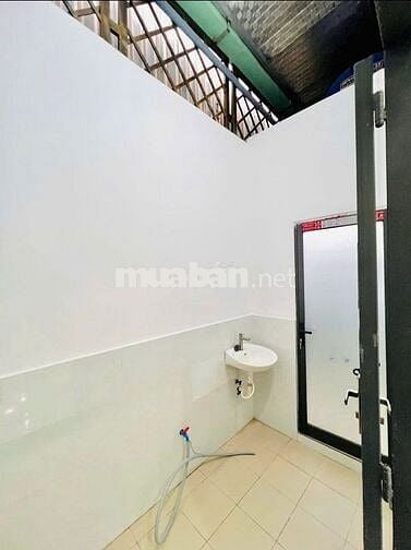 Cần tiền trả nợ bán gấp nhà còn mới 108m2 ở Hóc Môn giá 930 triệu.
