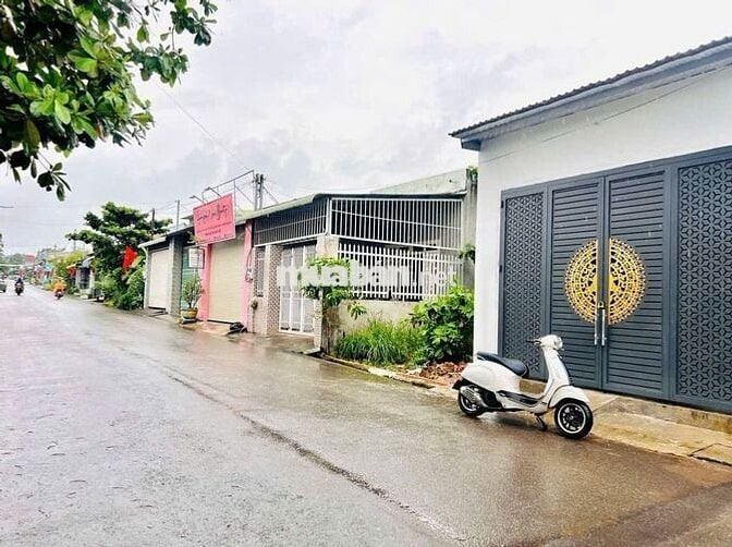 Cần tiền trả nợ bán gấp nhà còn mới 108m2 ở Hóc Môn giá 930 triệu.