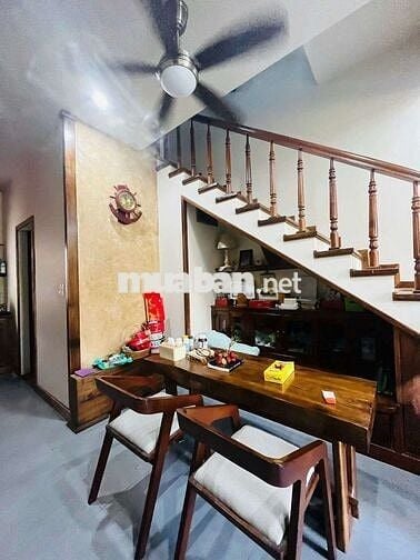 Cho thuê nhà sân vườn 3 tầng,gần Phạm Hùng hòa xuân