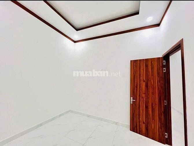 Cần tiền trả nợ bán gấp nhà còn mới 108m2 ở Hóc Môn giá 930 triệu.