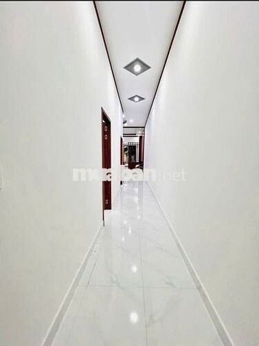 Cần tiền trả nợ bán gấp nhà còn mới 108m2 ở Hóc Môn giá 930 triệu.