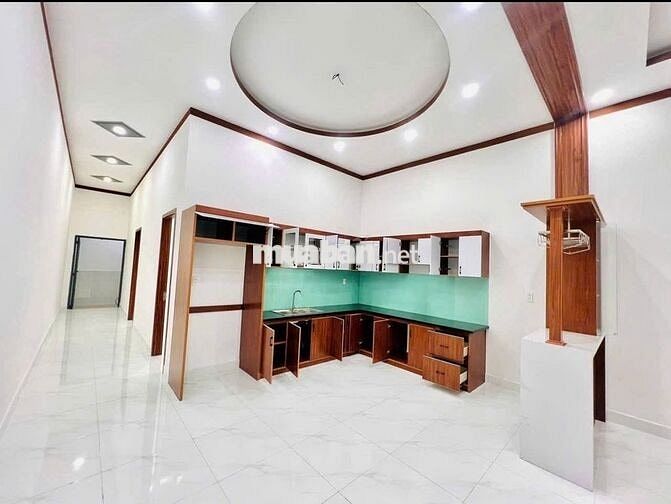 Cần tiền trả nợ bán gấp nhà còn mới 108m2 ở Hóc Môn giá 930 triệu.