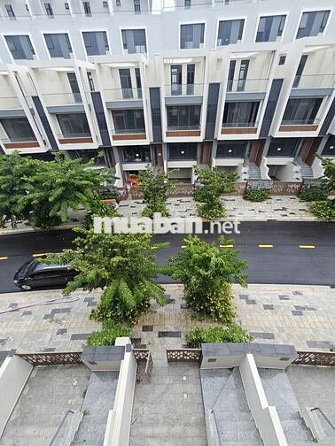 Cắt lỗ , cần ra gấp căn nhà phố 100m2 giá chỉ 5.x tỷ đã hoàn thiện