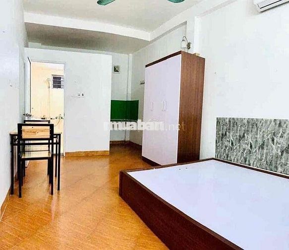 Nhượng phòng Đê La Thành nhỏ có ban công thoáng