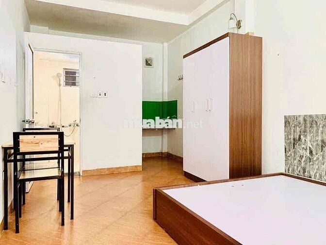 Nhượng phòng Đê La Thành nhỏ có ban công thoáng
