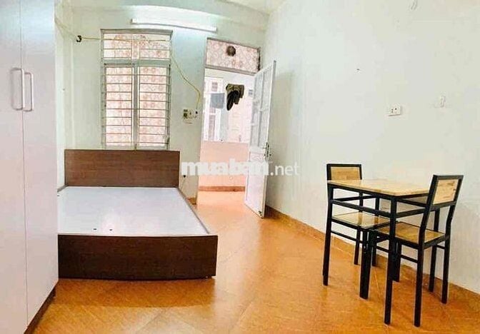 Nhượng phòng Đê La Thành nhỏ có ban công thoáng