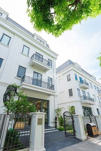 bán gấp nhà 5 tầng liền kề louis city Đại Mỗ DT100m2,mt5m,giá rẻ