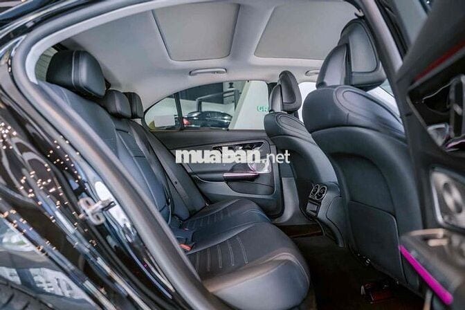 Mercedes Benz C300 model 2023