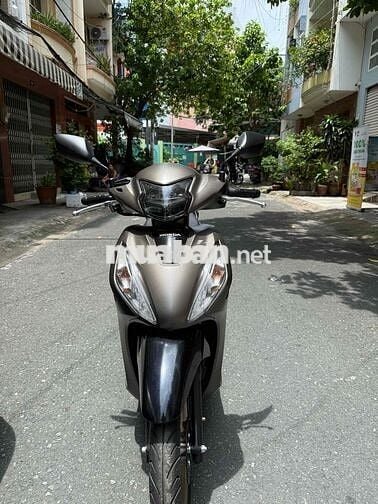 xe mới chưa lăn bánh kèm biển đấu giá