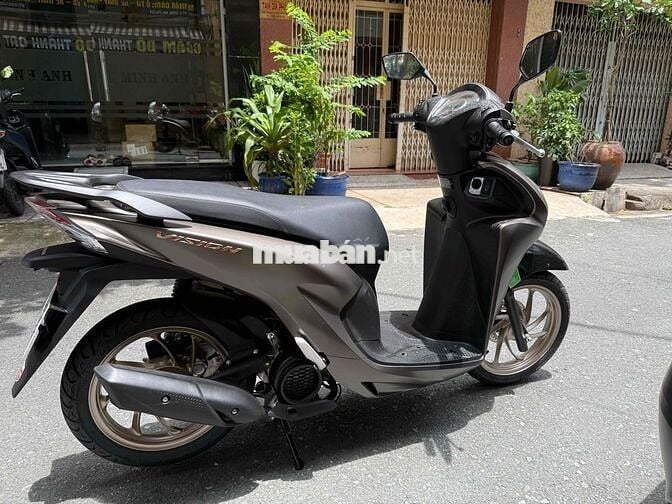 xe mới chưa lăn bánh kèm biển đấu giá