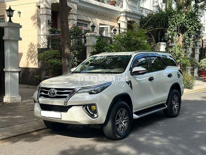 Toyota Fortuner 2.4G 4x2 sàn 2017 full option lướt