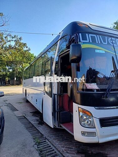 Bán xe UNIVERSE 47 chỗ đời 2016 màu trắng